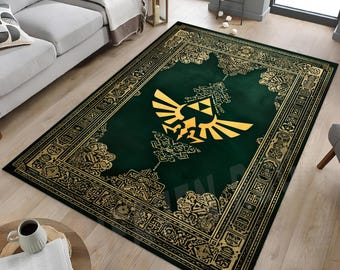 Könnte beinhalten: Ein rechteckiger grüner Teppich mit einem goldenen Emblem in der Mitte und einem dekorativen goldenen Rand. Das Emblem ist ein stilisiertes Design. Der Teppich liegt auf einem Holzboden.