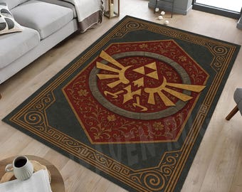 Könnte beinhalten: Ein rechteckiger Teppich mit einem dunkelgrauen Rand und einem zentralen Design mit einem goldenen Emblem auf rotem Hintergrund. Der Teppich hat einen dekorativen Rand mit floralen und geometrischen Mustern. Der Teppich liegt auf einem Holzboden.