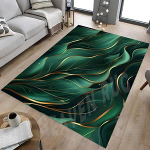 Può includere: Tappeto verde e oro con un motivo ondulato astratto. Il tappeto presenta un design di foglie sovrapposte con accenti dorati.