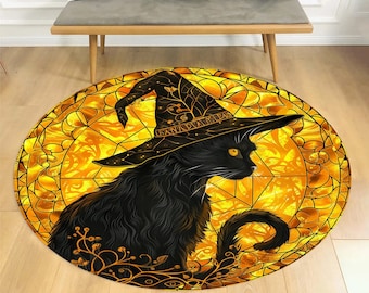 Może przedstawiać: Okrągły dywan w stylu Halloween, w kolorze złotym i czarnym, z czarnym kotem w czarodziejskim kapeluszu. Kapelusz kota ma napis "I AM A WITCH". Dywan ma wzór witrażu.