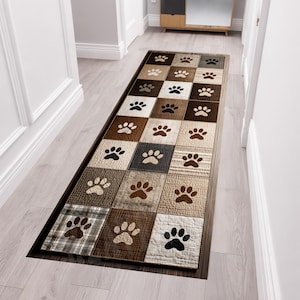 Könnte beinhalten: Ein rechteckiger Flurläufer mit einem Patchwork-Design mit Pfotenabdrücken. Der Teppich hat eine Vielzahl von braunen, beigen und cremefarbenen Quadraten, jedes mit einer anderen Textur und einem schwarzen oder braunen Pfotenabdruck. Der Teppich liegt auf einem hellen Holzboden.