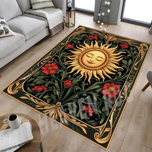 Puede incluir: Una alfombra verde, dorada y roja con un rostro de sol estilizado rodeado de flores y hojas. El sol tiene una cara sonriente con los ojos cerrados.