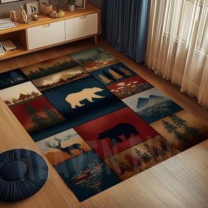 Pode incluir: Um tapete retangular com um design de patchwork com cenas de florestas e vida selvagem. O tapete apresenta imagens de ursos, veados, montanhas e &aacute;rvores em tons de castanho, azul e vermelho. O tapete &eacute; colocado em um ch&atilde;o de madeira.