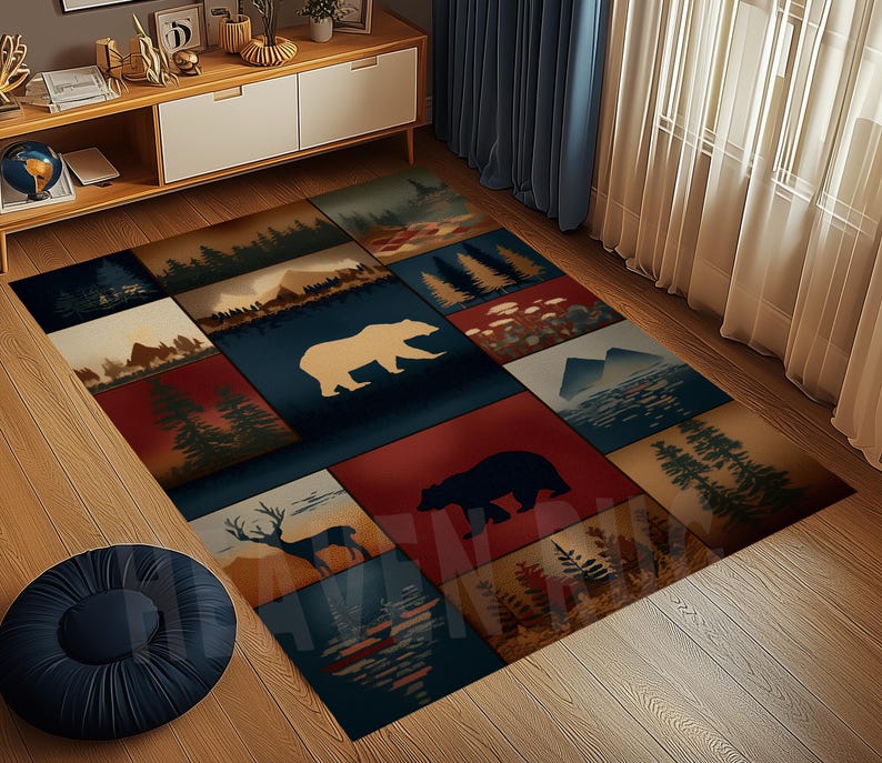 Pode incluir: Um tapete retangular com um design de patchwork com cenas de florestas e vida selvagem. O tapete apresenta imagens de ursos, veados, montanhas e &aacute;rvores em tons de castanho, azul e vermelho. O tapete &eacute; colocado em um ch&atilde;o de madeira.