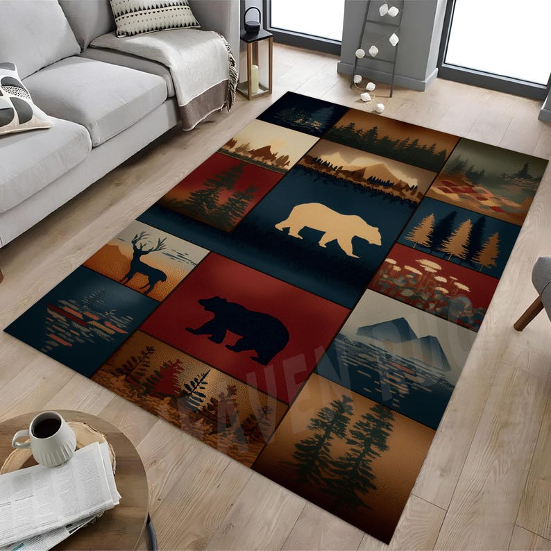 Pode incluir: Um tapete retangular com um design de patchwork com imagens de florestas e vida selvagem. O tapete apresenta silhuetas de veados, ursos e montanhas em tons de castanho, azul e vermelho. O tapete est&aacute; colocado sobre um ch&atilde;o de madeira.