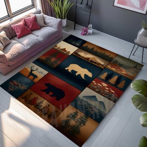 Pode incluir: Um grande tapete retangular com um design de patchwork com cenas de florestas e vida selvagem. O tapete tem uma paleta de cores de azuis, castanhos e vermelhos, com imagens de ursos, veados e &aacute;rvores. Feito de material dur&aacute;vel.