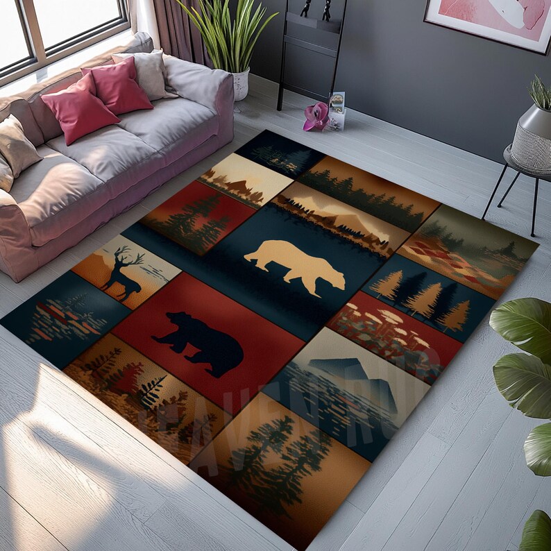 Pode incluir: Um grande tapete retangular com um design de patchwork com cenas de florestas e vida selvagem. O tapete tem uma paleta de cores de azuis, castanhos e vermelhos, com imagens de ursos, veados e &aacute;rvores. Feito de material dur&aacute;vel.