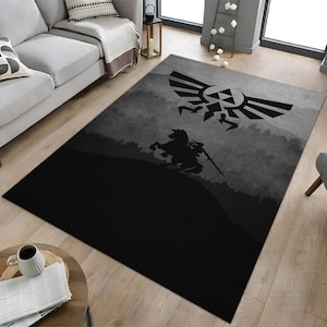 Pode incluir: Tapete preto e branco com uma silhueta de um cavaleiro a cavalo e o símbolo Triforce da série de jogos de videogame The Legend of Zelda.