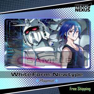 Puede incluir: Una alfombrilla de juego rectangular con un robot blanco y un personaje de anime de pelo azul. La alfombrilla tiene áreas designadas para cartas y juego. El texto "White Form: Newtype" y "Playmat" se muestra en la parte inferior.