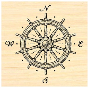 Op de afbeelding: Een zwart-witte illustratie van een scheepswiel met acht spaken, omringd door een kompasroos met de letters N, S, E en W.
