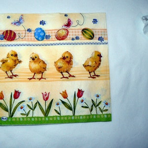 以下が含まれることがあります： 春をテーマにした黄色と白の紙ナプキン。黄色いひよこ、カラフルなイースターエッグ、花で縁取られています。ナプキンには左下に「Maki」のロゴがあります。