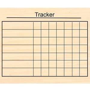 Könnte beinhalten: Ein Holz-Tracker-Board mit einem Raster aus Quadraten zur Verfolgung von Gewohnheiten oder Zielen. Das Wort "Tracker" ist oben in Schwarz gedruckt. Das Board hat eine helle Holzmaserung.