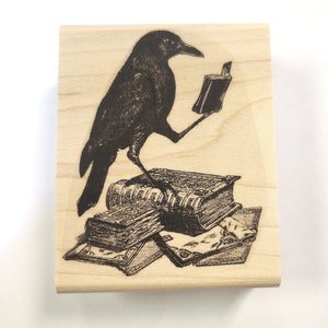 Corvo lendo um livro carimbo de borracha P51