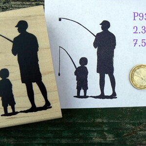 Könnte beinhalten: Ein Stempel aus Holz mit einer schwarzen Silhouette von drei Personen beim Angeln. Der Stempel misst 2,3 x 2,75 Zoll und 7,5 x 5,5 cm. Der Text "P93" ist auf dem weißen Papier neben dem Stempel gedruckt.