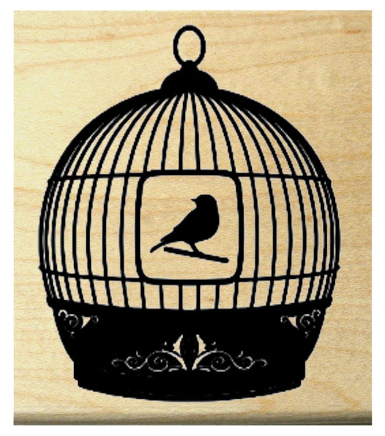 Puede incluir: Una silueta negra de una jaula de p&aacute;jaros con un p&aacute;jaro dentro. La jaula es redonda con una parte superior abovedada y una base decorativa. El p&aacute;jaro est&aacute; posado en una rama dentro de la jaula.