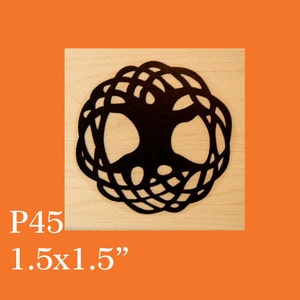Könnte beinhalten: Ein Stempel aus Holz mit einer schwarzen Silhouette eines Lebensbaums. Der Stempel misst 3,8 cm x 3,8 cm.