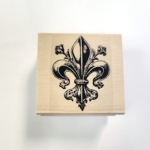 P46 Tampon en caoutchouc Fleur de lys 1 x 1,2"