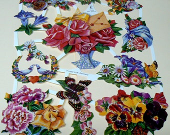 Puede incluir: Una hoja de pegatinas de decoupage de papel vintage con una variedad de diseños florales, incluyendo rosas, pensamientos, mariposas y pájaros. Las pegatinas están impresas en Alemania Occidental y son perfectas para agregar un toque de encanto vintage a tus manualidades.