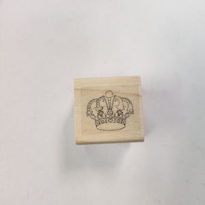 P24 Miniatur Krone Stempel WM und hat die Maße 0,7x0,5