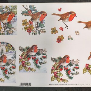 Pájaros vintage sobre acebo con bayas y nieve: arte 3D de corte de papel, fabricación de tarjetas de felicitación.