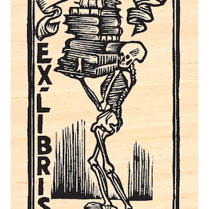 Może przedstawiać: Czarno-biała ilustracja szkieletu niosącego stos książek. Szkielet ma na sobie prosty strój i idzie z zdecydowanym wyrazem twarzy. Tekst "EX LIBRIS" jest wydrukowany pionowo po lewej stronie obrazu.