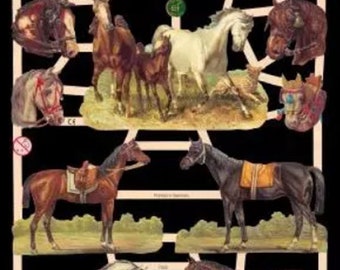 Könnte beinhalten: Ein Vintage-Papierpuppenset mit Pferden und Reitern. Das Set enthält eine Vielzahl von Pferden, darunter braune, schwarze und weiße Pferde sowie Reiter in verschiedenen Kleidungsstücken. Die Papierpuppen sind ausgeschnitten und bereit zum Spielen.