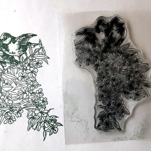 Carimbo de borracha transparente montado na ONU - 2 pássaros em um galho com flores - 3,5x2,25"