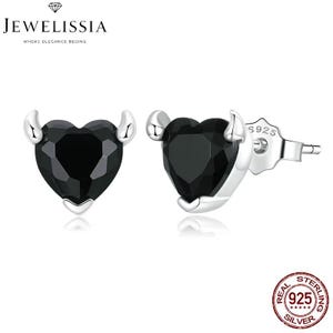 Puede incluir: Un par de pendientes de plata con piedras negras en forma de corazón y pequeñas astas plateadas. Los pendientes están marcados con "S925" y "REAL STERLING SILVER 925".