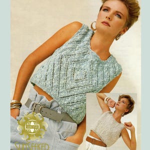 Pode incluir: Top sem mangas de malha azul claro com um padrão de losangos. O top é curto e tem um decote redondo. A imagem também inclui uma imagem menor do mesmo top em uma cor diferente. A palavra "SUNSEEKER" é visível.