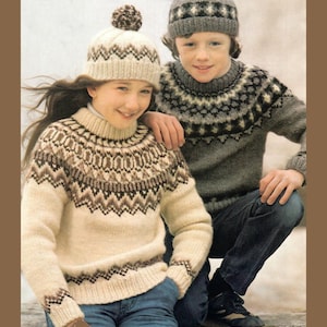 Könnte beinhalten: Zwei Kinder tragen passende Strickpullover mit einem traditionellen skandinavischen Muster. Das Mädchen trägt eine weiße Strickmütze mit einem braunen Bommel. Der Junge trägt eine graue Strickmütze. Beide Kinder tragen blaue Jeans.