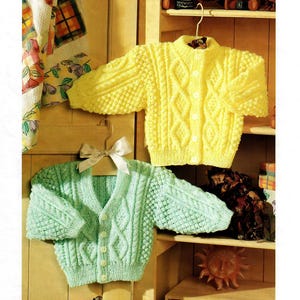 Kleinkinder Kinder Strickjacke mit Zopfmuster V-Ausschnitt Rundhalsausschnitt 40-66 cm 0-7 Jahre DK 8-lagig 90er Jahre Vintage Strickmuster PDF Instant Download