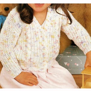 Kleinkinder Kinder Klassisch Einfach Langarm Button Up Drop Schulter Strickjacke 18 &quot;-26&quot;DK 8 lagig Vintage Strickmuster PDF Download
