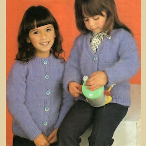 Kinder Klassische Raglan-Strickjacke mit Rundhals- und V-Ausschnitt-Knopfleiste 56-30 cm Vintage Strickmuster PDF Instant Download