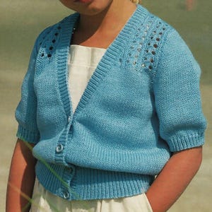 Vintage Kinder Strickjacke, Strickmuster: Kurze Ärmel, V-Ausschnitt (PDF Download, 60-66 cm Brustumfang, DK)