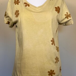 Size Large ECO PRINTED V Neck T Shirt RELAXED Fit, Color Headlands, w/ Hammered Sulphur Cosmos