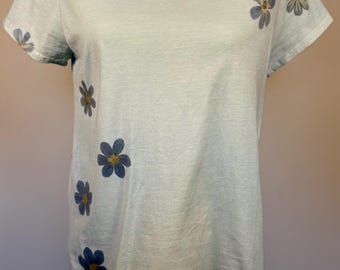 Size Large ECO PRINTED Scoop Neck T Shirt RELAXED Fit, Color Light Muir, w/ Hammered Red Cosmos, Size Medium
