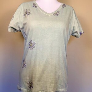 Size Large ECO PRINTED V Neck T Shirt RELAXED Fit, Color Light Muir, w/ Hammered Red Cosmos