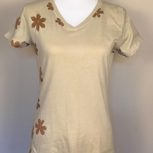 Size Small ECO PRINTED V Neck T Shirt RELAXED Fit, Color Headlands, w/ Hammered Sulphur Cosmos
