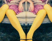 Surrealistisch portret, passagiers, Fine Art Photography, gele benen, kunst aan de muur, Home Decor, grillige foto, zoals te zien in Marie Claire Italia