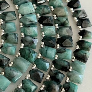 Full strand of faceted emerald flags