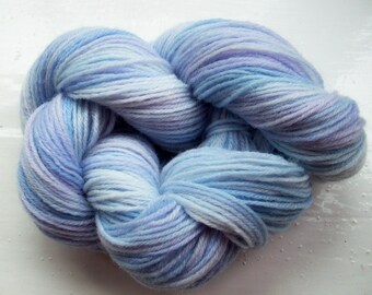 Handgefärbte Sockenwolle: Blau-Lila, 100g
