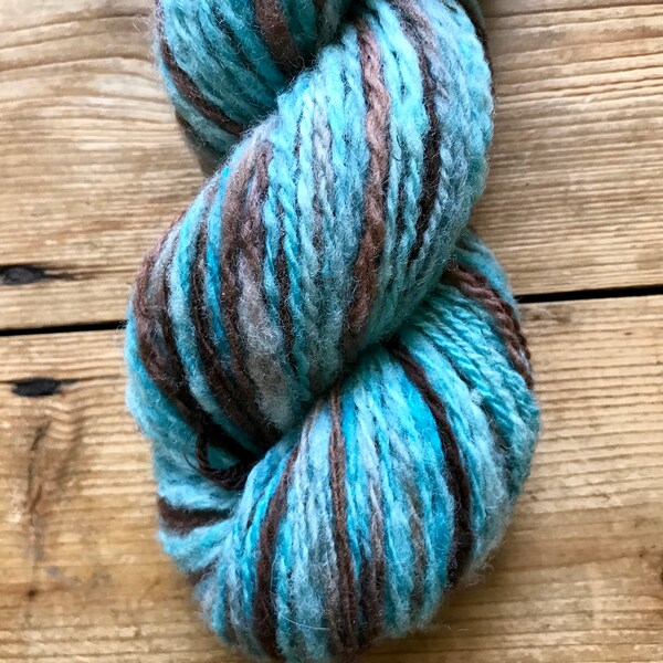 Handspun, fil Shetland peint à la main - bleu turquoise, aqua et chocolat brun