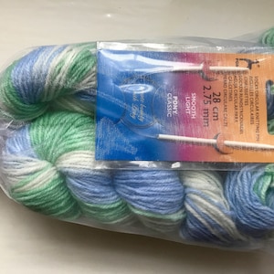 May include: A clear bag containing blue, green, and white yarn and a package of knitting needles. The knitting needles are 28 cm long and 2.75 mm in diameter. The yarn is labeled "Pony Classic Smooth Light".