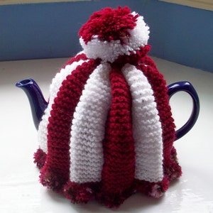 Przytulacz do herbaty Pompom Tea Cosy, retro, dzianinowy, wegański, w paski, ciemnoczerwony, lśniący, biały, firmy SpinningStreak