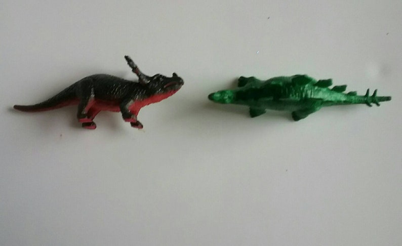 100 tiny dinosaurs