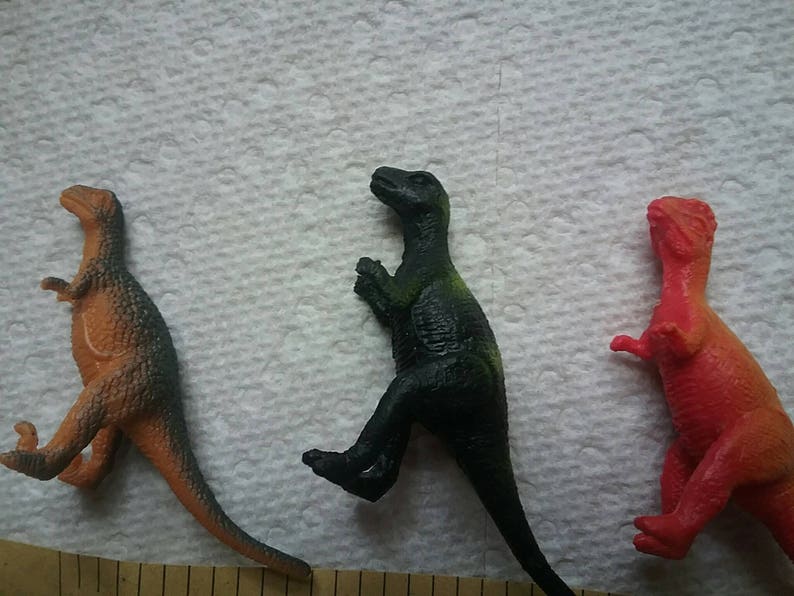 100 tiny dinosaurs