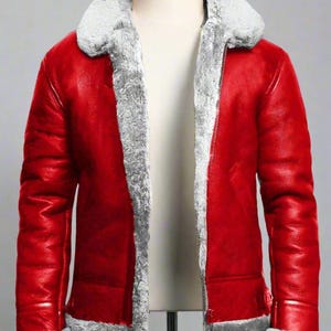 Könnte beinhalten: Eine rote Lederjacke mit einem grauen Kunstfellkragen und -futter. Die Jacke hat einen Reißverschluss und zwei Taschen.