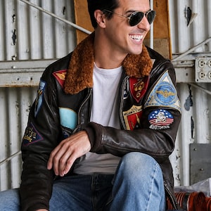 Kurtka Tom Cruise Maverick Black Leather Bomber z haftowanymi naszywkami, najwyższej jakości skóra bydlęca, wzór inspirowany kultowym filmem Top Gun