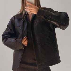 Blouson aviateur en cuir marron chocolat pour femme, veste droite en cuir de mouton pour femme. Veste femme classique douce naturelle Saint-Valentin