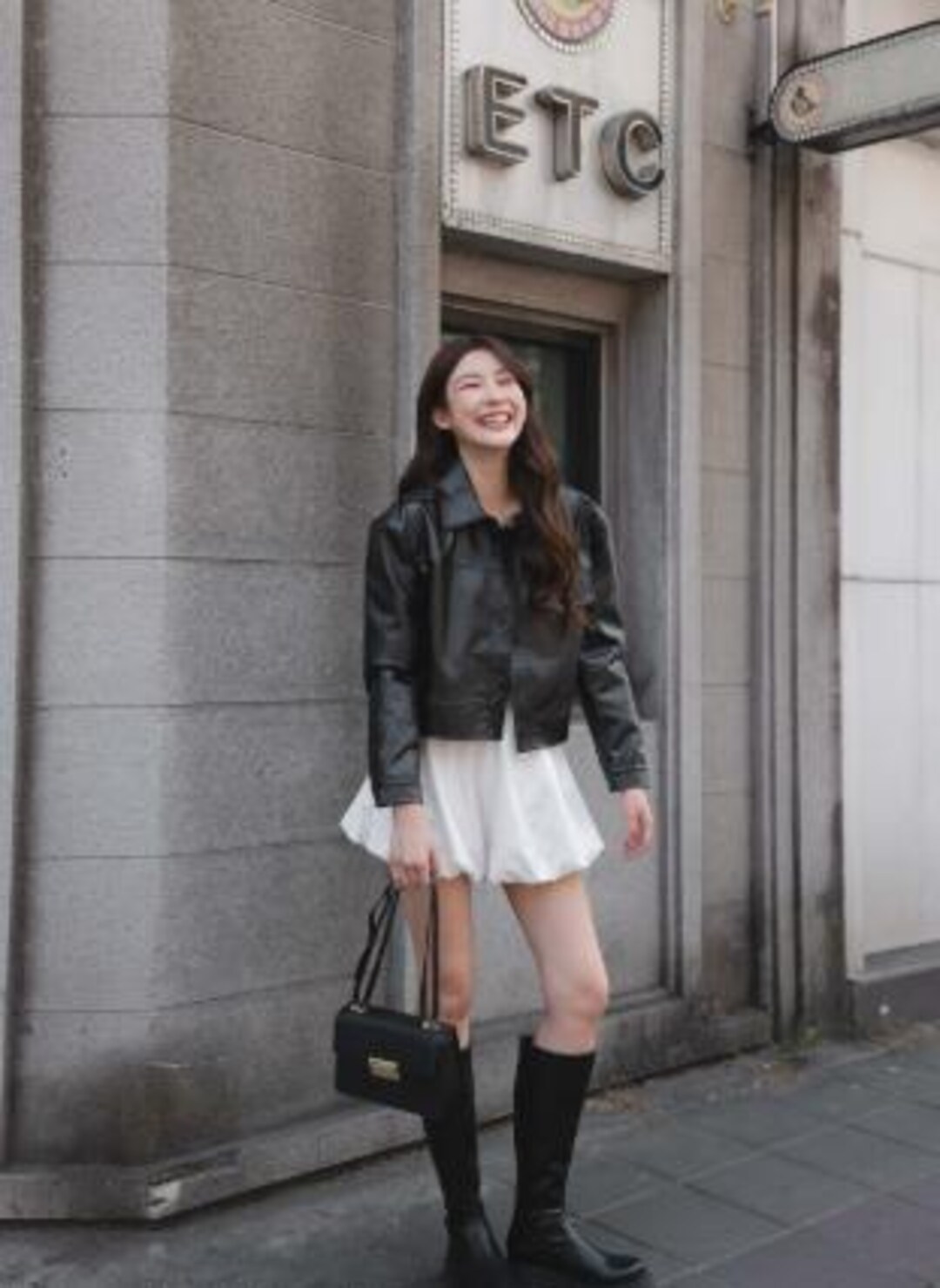 90年代風レディーストレンドのブラッククロップドレザージャケット